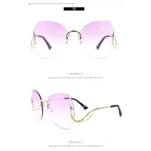 Gafas de sol de mujer de moda en tinte rosa. Gafas vintage sin montura de gran tamaño.